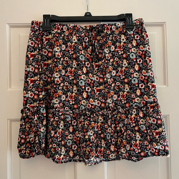 Francesca’s Floral Pattern Skirt - Picture 2 of 4